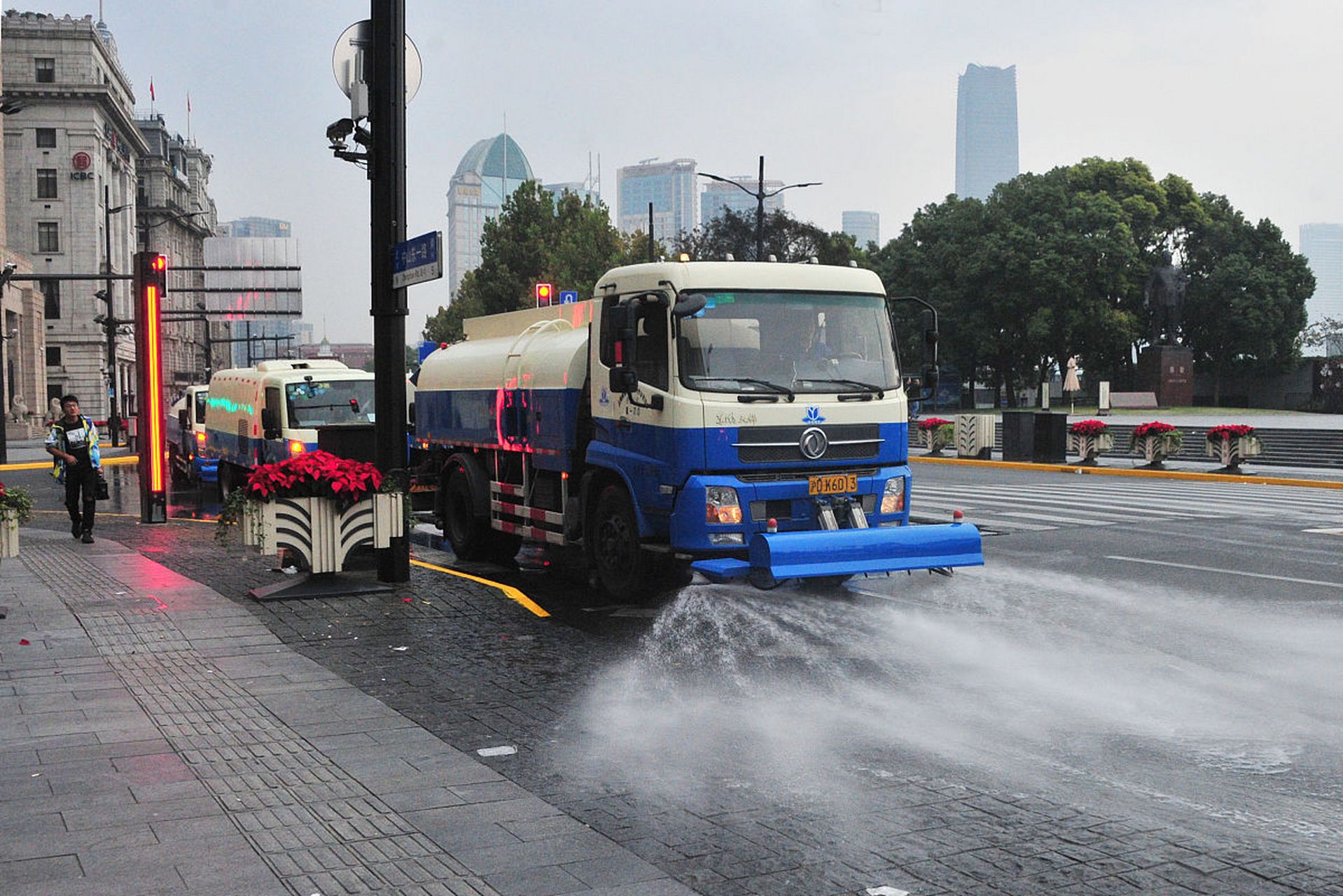 精準執(zhí)法與人情溫暖 從“灑水車驅(qū)趕商販”看城市管理的溫情缺失